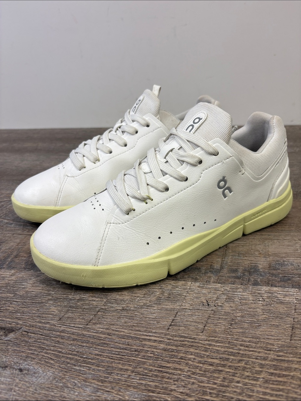 On The Roger Advantage White Lime Women’s Sneakers Size 9.5